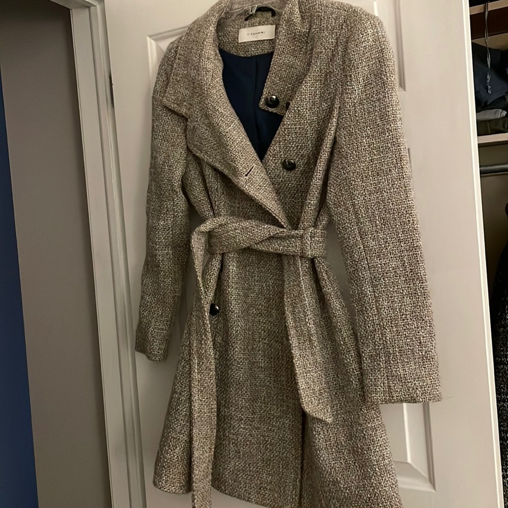 Tweed button up tan coat with collar and tie at the waist